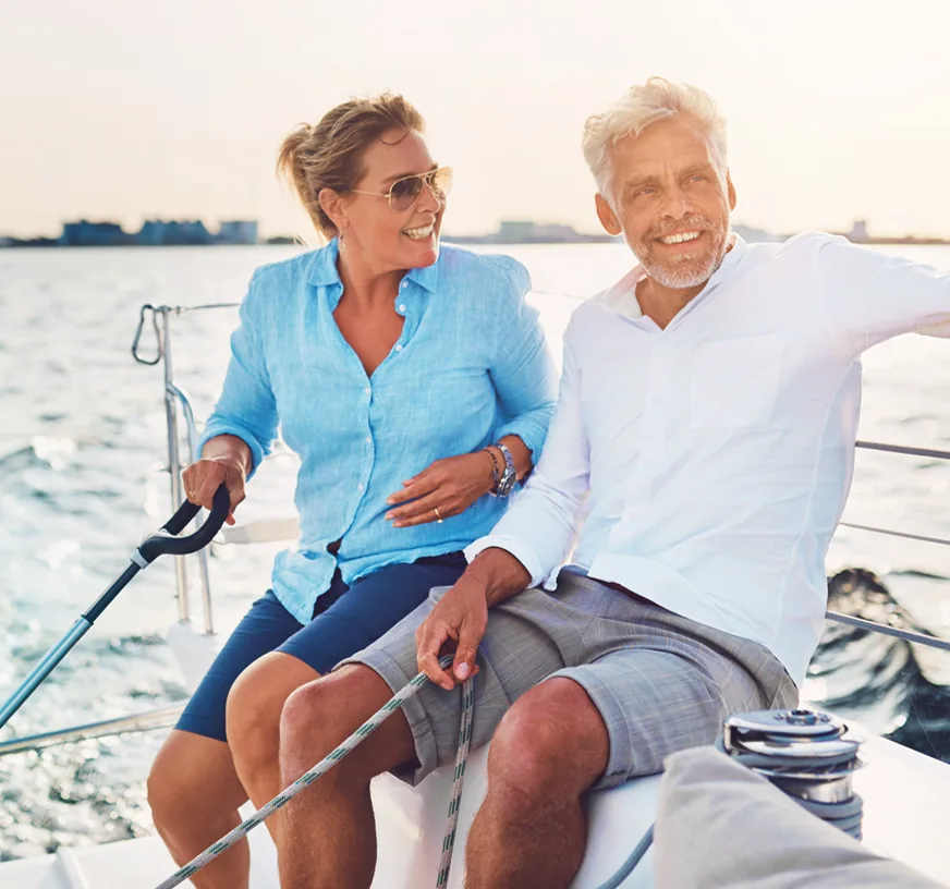 Pareja de adultos navegando en un velero