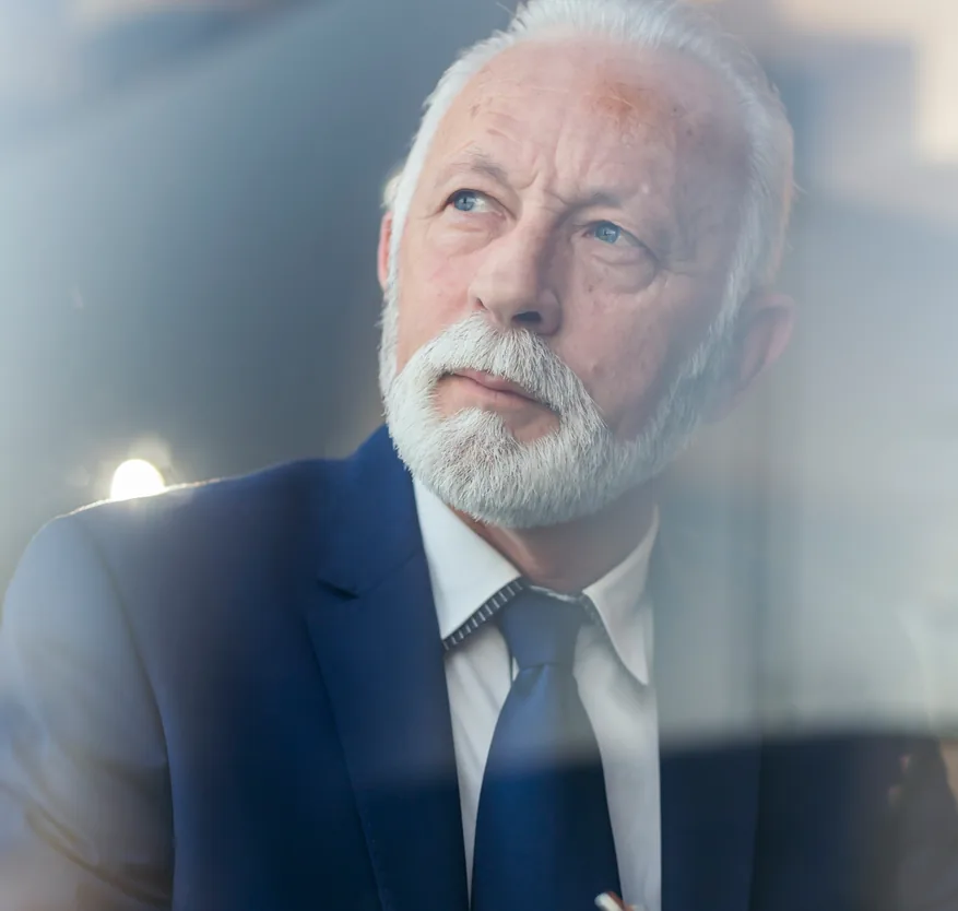 Retrato de un hombre mayor con traje